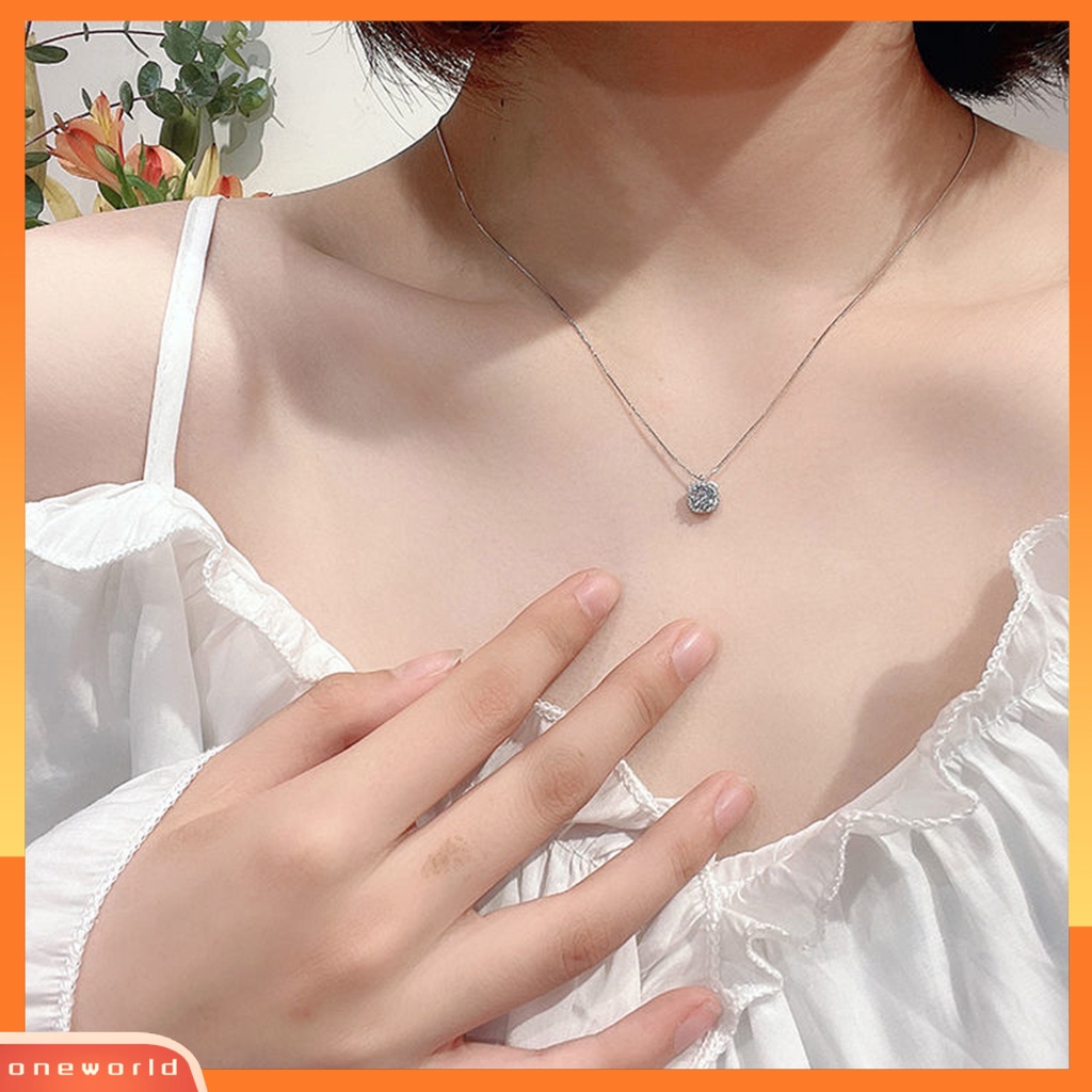 [EONE] Wanita Kalung Persegi Berlian Imitasi Liontin Temperamen Kesederhanaan Cahaya Mewah Niche Berdandan High-end Simulasi Berlian Liontin Kalung Perhiasan Aksesori