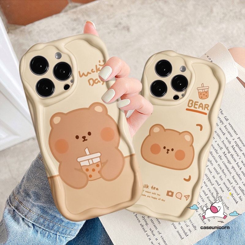 IPHONE Casing Ponsel Beruang Teh Susu Kartun Kompatibel Untuk Iphone11 14 13 12 Pro Max 7Plus 8Plus XR X XS Max6 6s 7 8 Plus SE 2020 Glossy Lembut Tpu 3D Tepi Melengkung Bergelombang Lucu Penutup Belakang