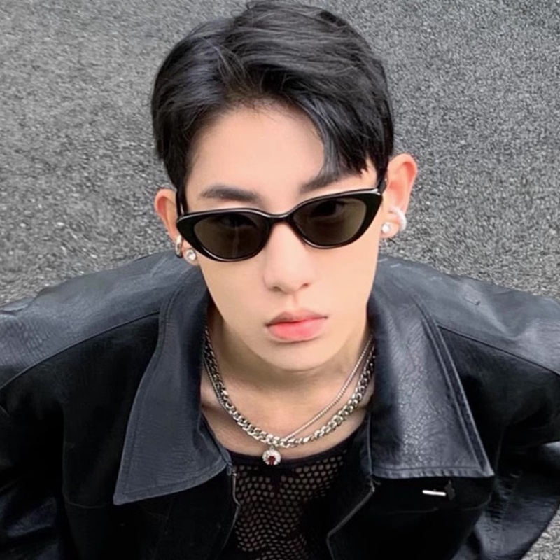 We Flower Eropa Retro Gaya Mata Kucing Kecil Kacamata Hitam Untuk Wanita Pria Ins Trendi UV400 Pelindung Sunnies Kacamata Anti-Radiasi Aesthetic Shades Liburan Mengemudi Kacamata