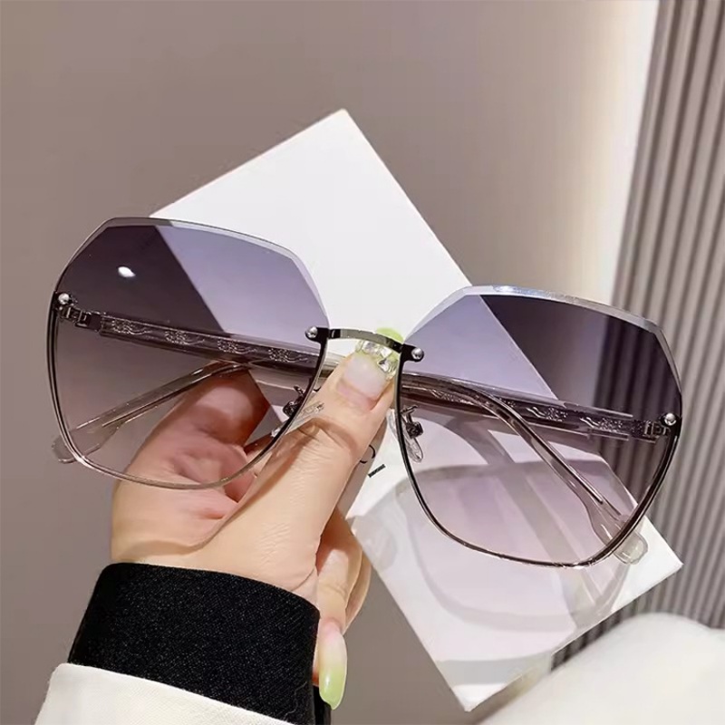 (YUZHU) Kacamata Hitam High-end Ringan Mewah Gradien Oversized Frame Metal Sunglasses Untuk Wanita