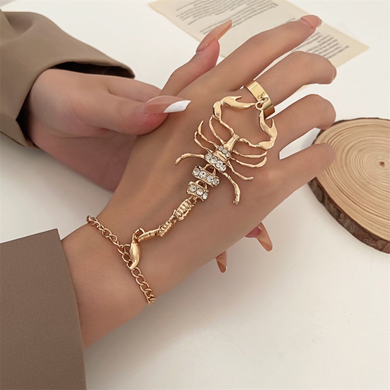 [AYBX] 1set (Bracelets and Rings) Wanita Pria Vintage Punk Scorpion Rumbai Kalung Cincin Gelang Set Gothic Cincin Terhubung Jari Pesona Gelang Perhiasan