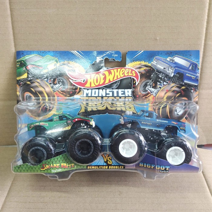 Hotwheels Monster Trucks Snake Bite vs Bigfoot