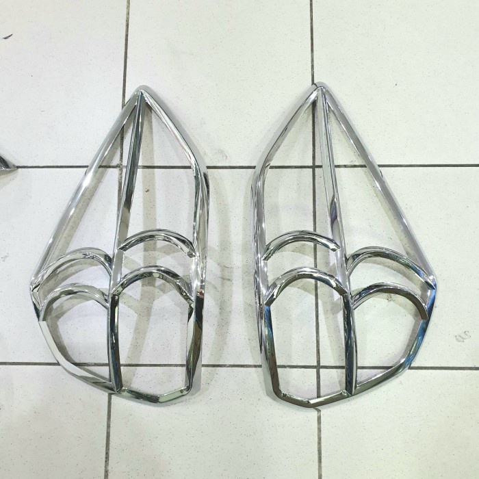 Garnish lampu chrome lampu belakang Ertiga lama 2013-2017.