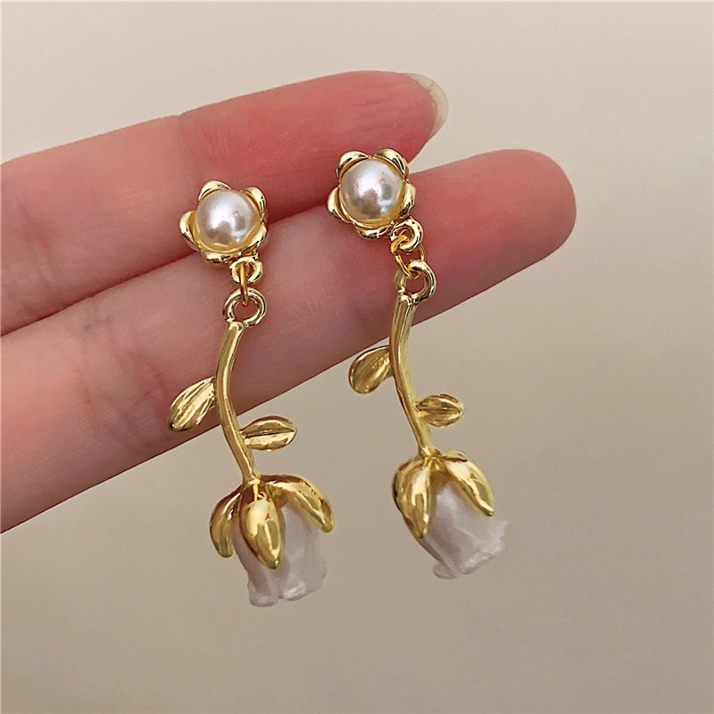 French Retro White Acrylic Rose Niche Desain Anting Mutiara Berkelas