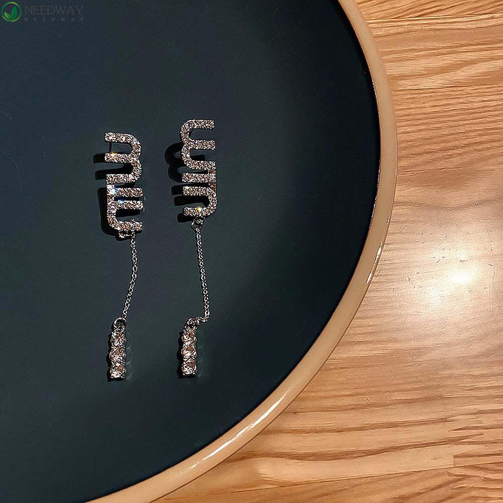 Needway Menjuntai Anting-Anting Aksesoris Telinga Temperamen Huruf Gadis Hadiah Perempuan Berlian Imitasi Korea Earrings