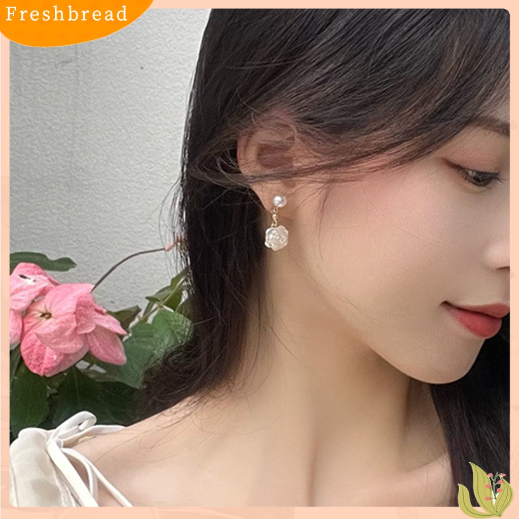 &lt; Freshbread &gt; 1pasang Anting Wanita Bentuk Camelia Desain Mutiara Imitasi Pertunjukan Pesona Unik Alloy Bunga Mini Gaya Elegan All-Match Drop Earrings Untuk Pacaran