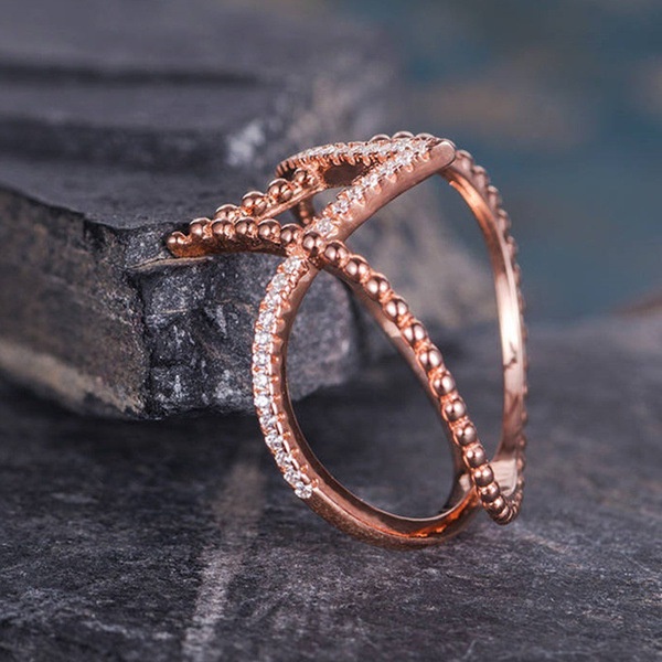 Goldkingdom Aksesoris Perhiasan Fashion Ready Stock, Cincin Garis Berlian Berlapis Emas Mawar Yang Dipersonalisasi Berbentuk V Cross Band