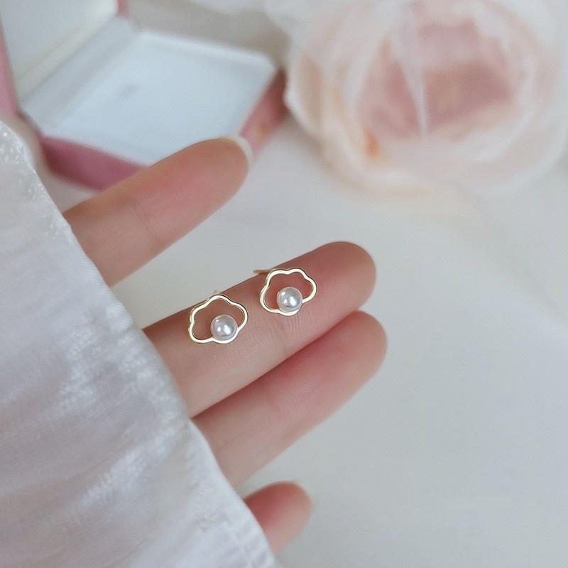 S925 Sederhana Indah Kecil Awan Anting Mutiara Perempuan Manis Kecil Segar Lucu All-Match Ringan Anting Mewah