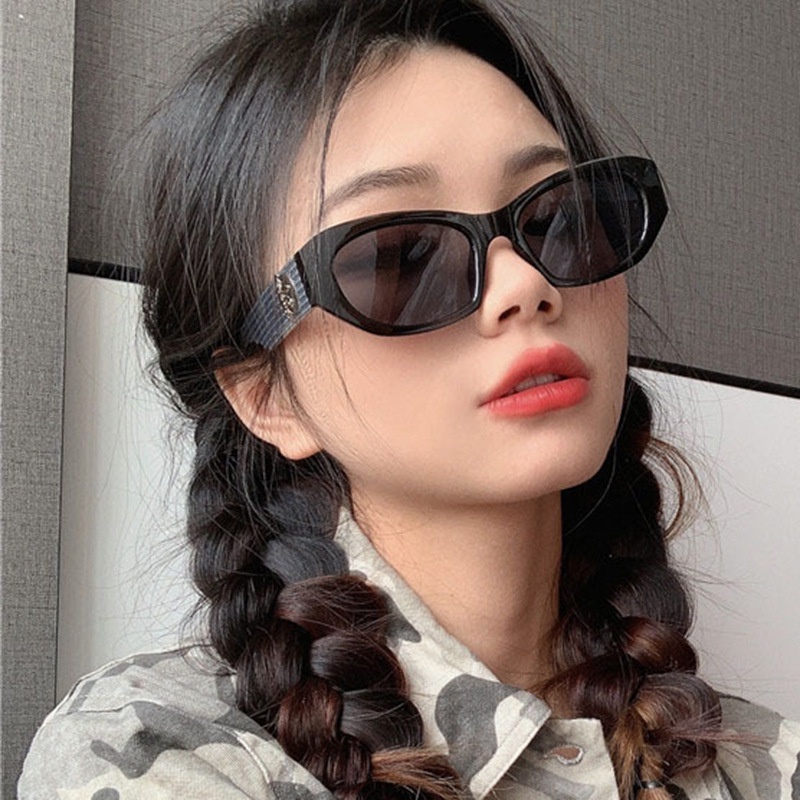 (YUZHU) Kacamata Hitam Persegi Warna-Warni Mode Barat Desain Mode Baru Bergaris Temples Y2K Kepribadian Sunglasses