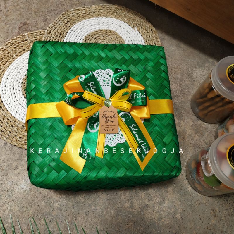 

SEPASANG BESEK HIJAU SEGAR PITA LEBARAN / hampers lebaran /besek lebaran/besek cantik/besek kekinian
