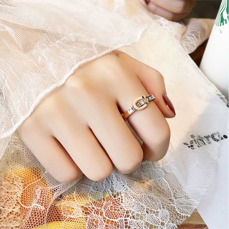 Kreatif Sabuk-Bentuk Zirkon Rose Gold Baja Titanium Wanita Fashion Perhiasan Pernikahan Pertunangan Rings
