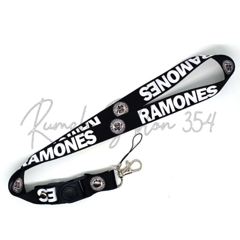 

lanyard RAMONES gantungan kunci band punk musik rock / tali gantungan leher lanyard id card name tag / unisex hitam