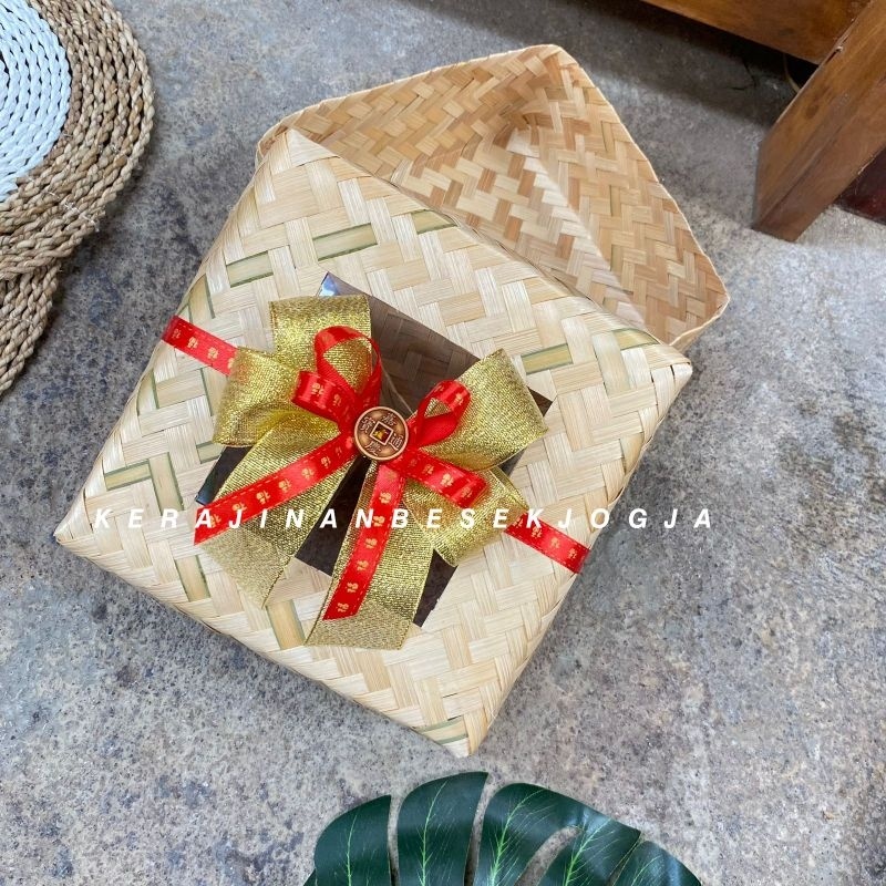 

bambu anyaman (IMLEK 2024) SEPASANG BESEK NATURAL MIKA PITA IMLEK ANEKA UKURAN besek unik besek imlek besek kotak besek jogja besek grosir besek jogja besek kekinian