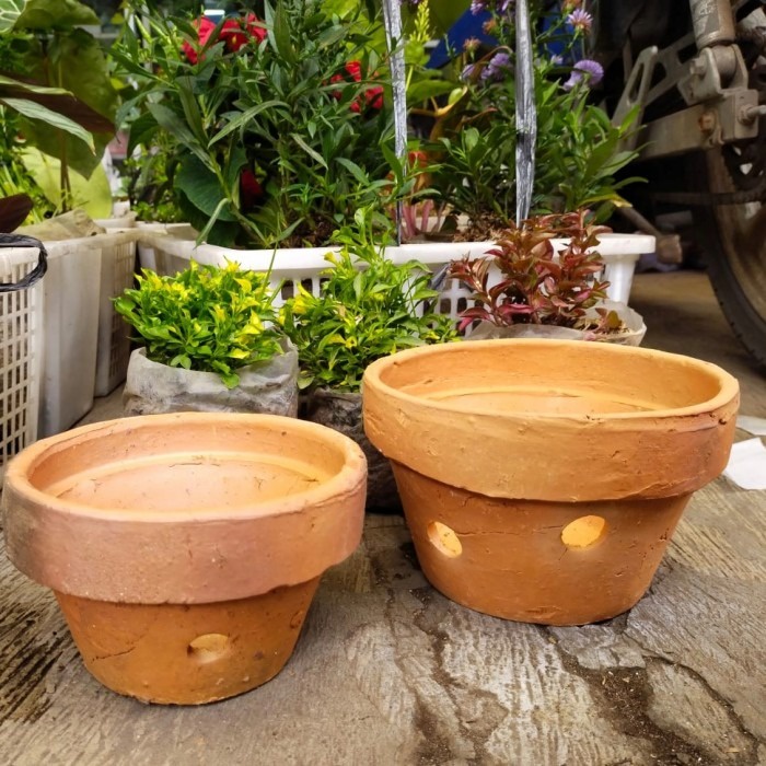 pot anggrek tanah liat, pot anggrek bolong,khusus gojek/grab, murah