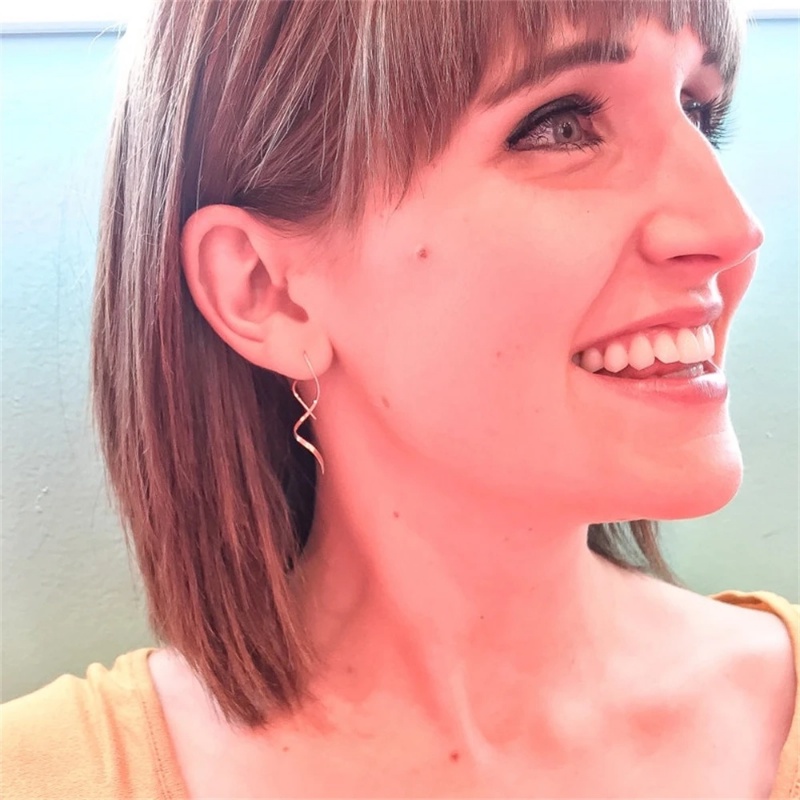 Mode Sederhana Vintage Multi-Warna Garis Spiral Anting Perhiasan Wanita Gadis Indah Mode Logam Gelombang Rumbai Anting Panjang