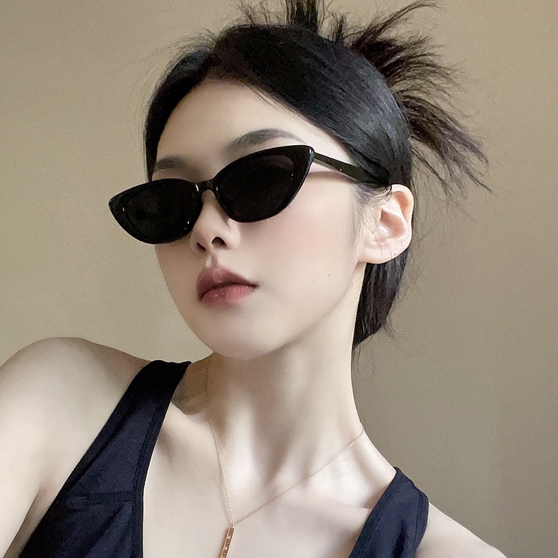 Papaozhu Kacamata Hitam Mata Kucing Keren Untuk Wanita Pria Gaya Anti-Radiasi Sunnies Eyeglasses Aesthetic Shades Outdoor Fashion UV400 Protect Eyewear