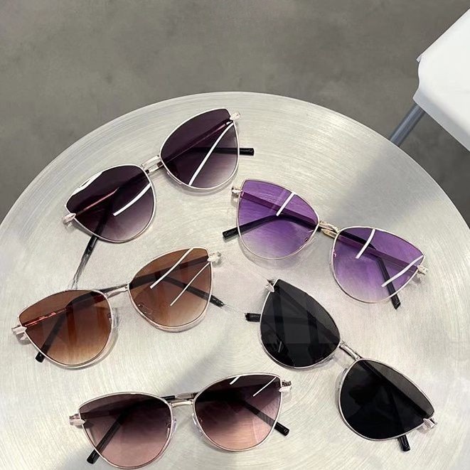 Model Cat Eye Kekinian dengan Lensa Tahan Sinar UV dan Motif Di Gagang Cocok Untuk Fashion Wanita