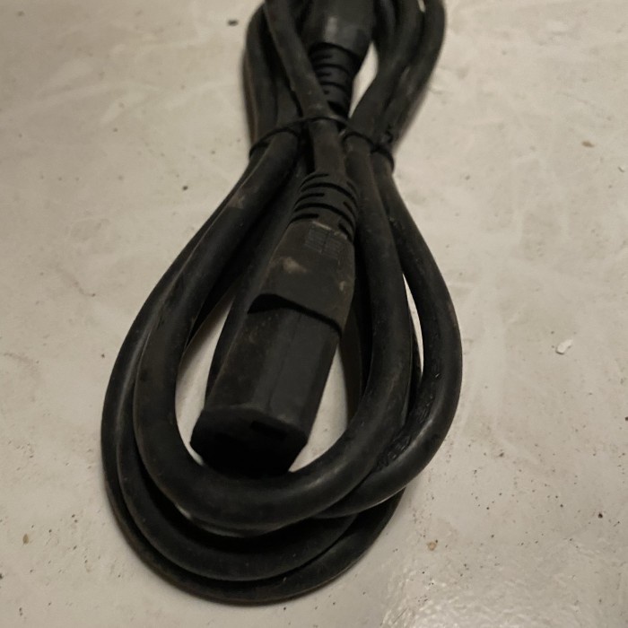 Kabel power ups ke pc atau pc ke monitor