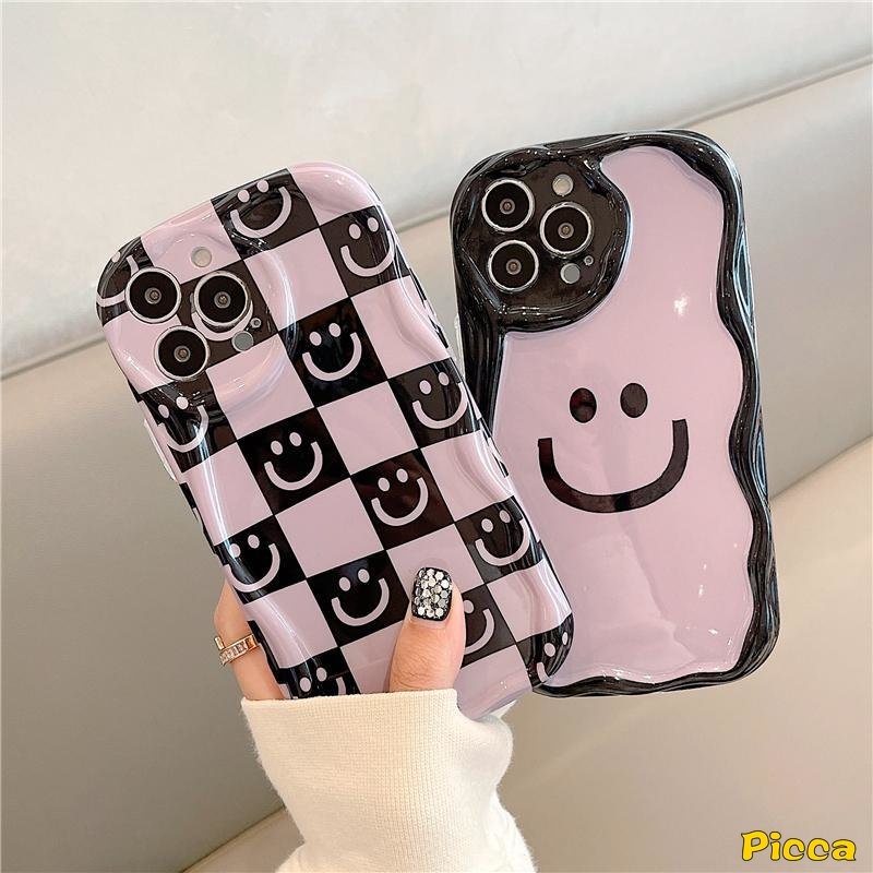 Checkerboard Kartun Smiley Case Untuk Vivo Y36 Y02T Y12i Y15 Y16 Y02A Y20 Y17 Y02 Y12 Y35 Y11 Y22 Y22s Y15s Y91C Y20s Y31 Y53s Y50 Y30i Y21s Y20A Y15A Y51A 3D Penutup Tepi Bergelombang Lengkung