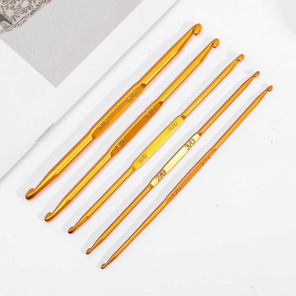 [Harga Grosir] 1pc Jarum Rajut Aluminium Emas Ganda Berakhir Ukuran Ganda Crochet Hooks 2.5/3.5/4.5/5.5 /6.0mm Kerajinan DIY Menenun Benang Alat Berguna Jahit Jahitan Jarum