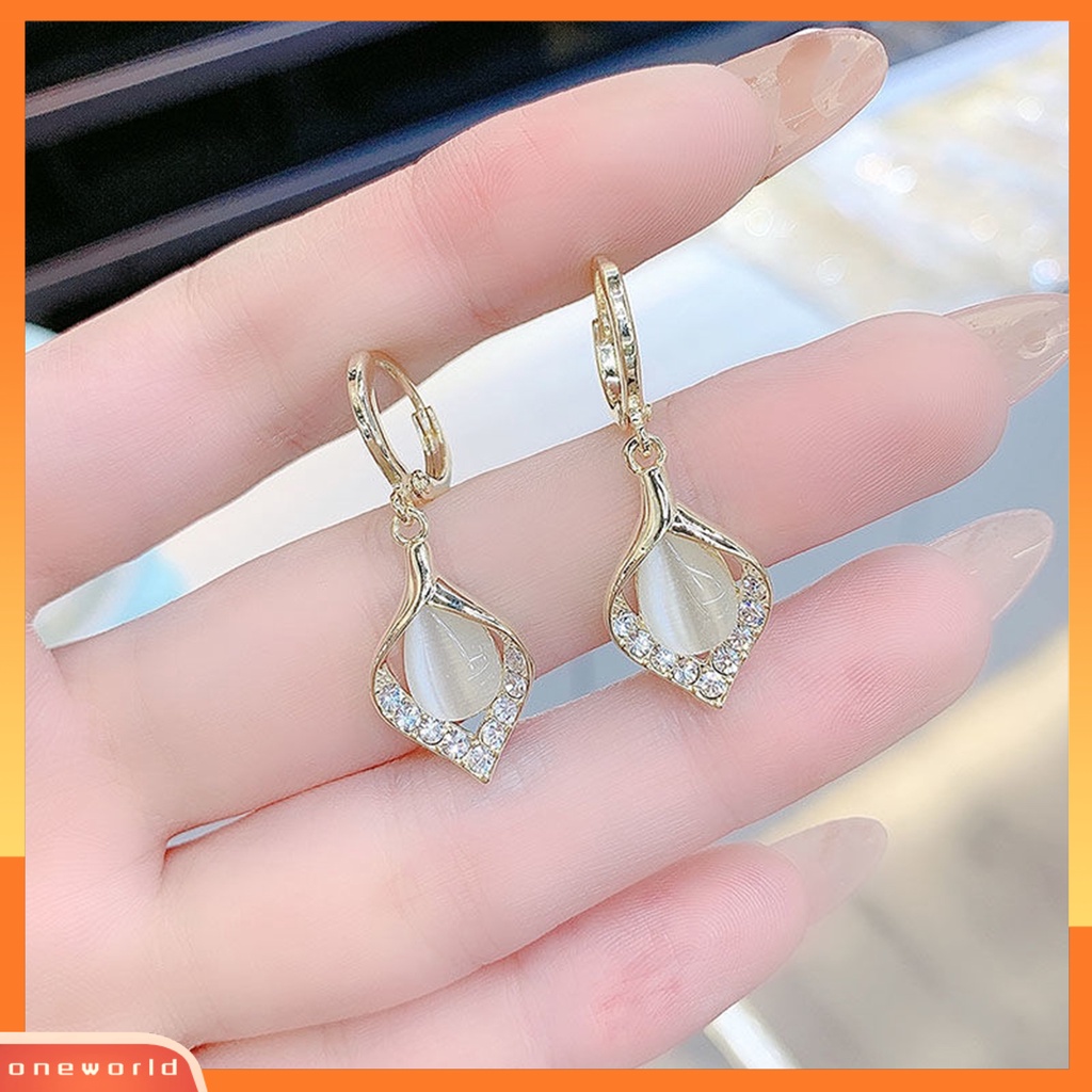 [WOD] 1pasang Wanita Huggie Anting Indah Mengkilap Berlian Imitasi Bertatahkan High-end Bentuk Kelopak Leaverback Earrings Hadiah