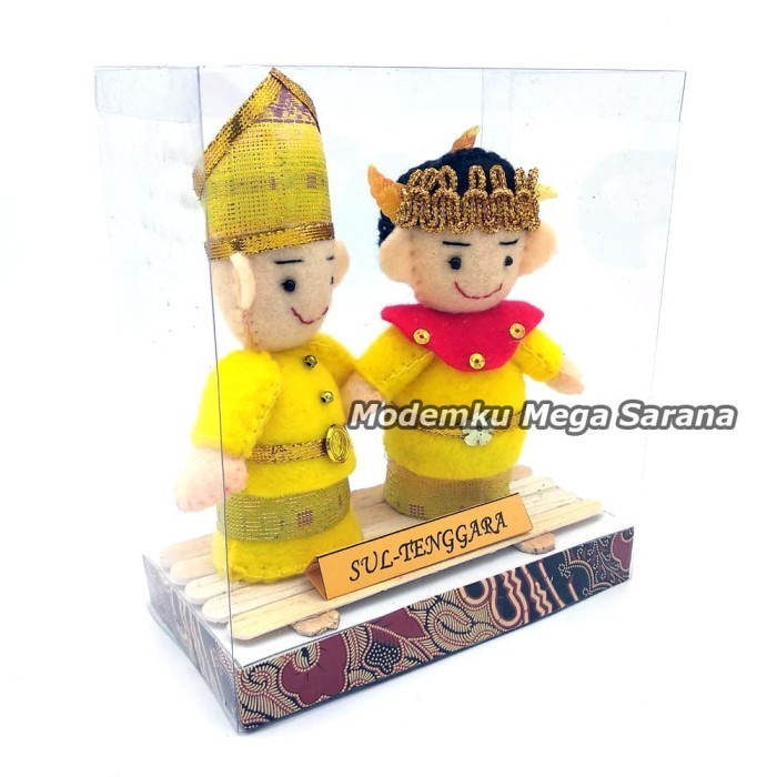 Boneka Pakaian Adat Sulawesi Tenggara