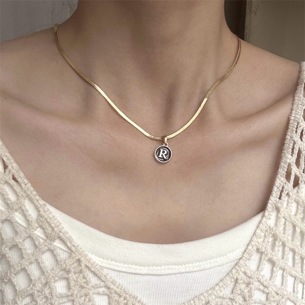 Perhiasan Wanita Enamel Hitam Inisial Huruf Liontin Kalung A-Z Alfabet Choker Aksesoris Hadiah Pesta Ulang Tahun