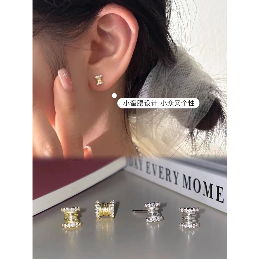 Versi Korea Minimalis Mini Zirkon Anting Setengah Lingkaran Geometris