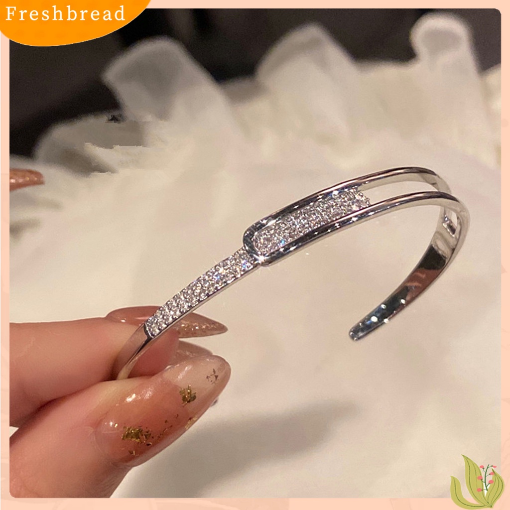 &lt; Freshbread &gt; Wanita Bangle Bukaan Hollow Hypoallergenic Minimalis Elegan Hadiah Berlapis Perak Berlian Imitasi Berkilau Gelang Tangan Cewek Untuk Harian