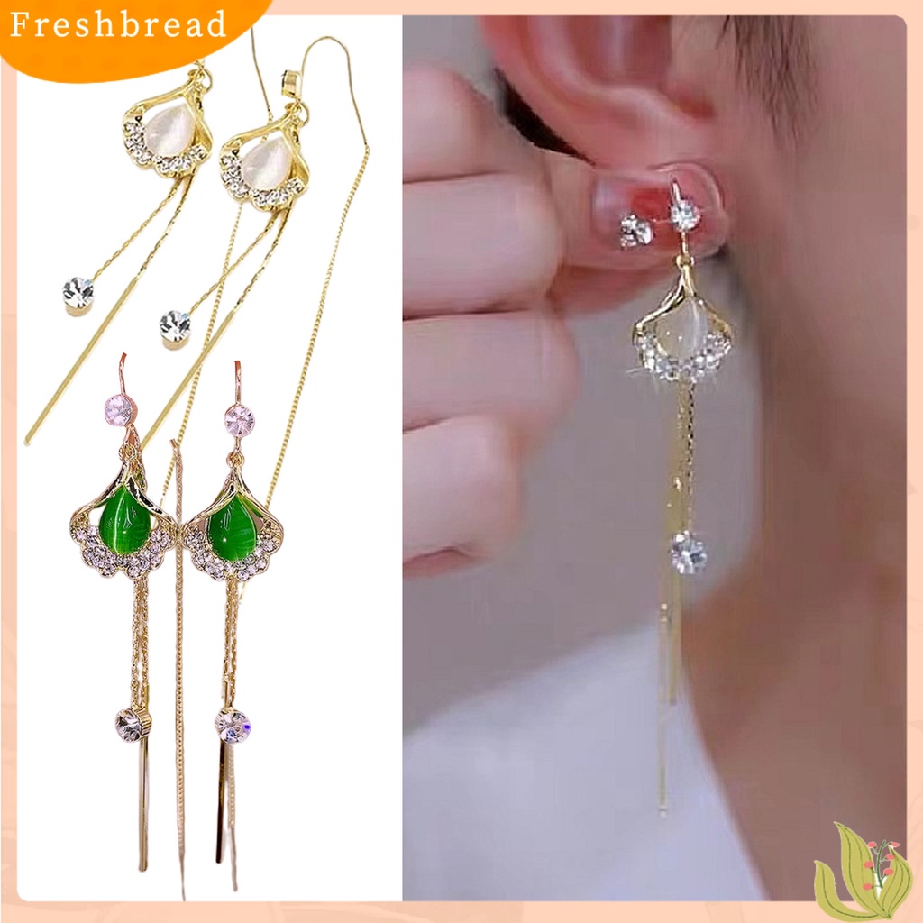 &lt; Freshbread &gt; 1pasang Anting Rumbai Rumbai Bentuk Daun Berlian Imitasi Hias Bersinar Lurus Gantung Dekorasi Hypoallergenic Liontin Geometris Tindik Drop Earrings