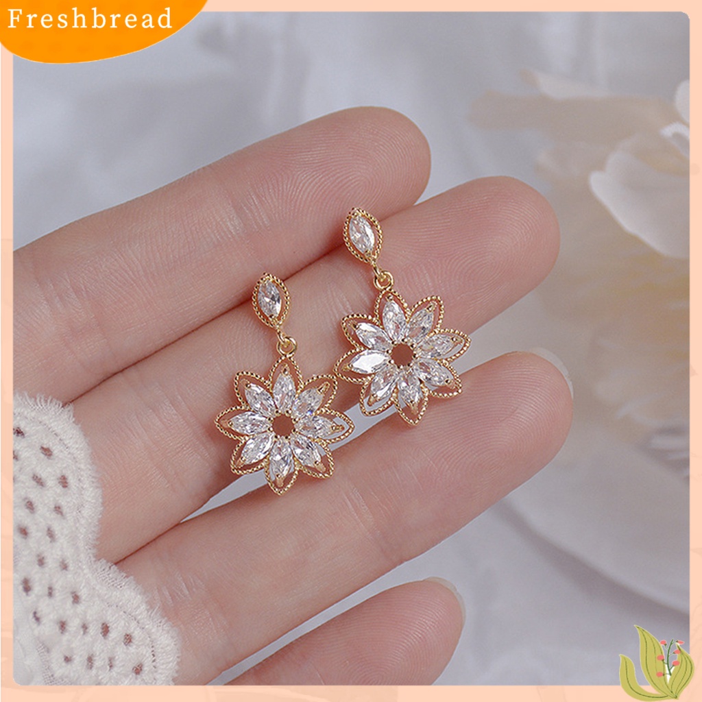 {In Stock} 1pasang Drop Earrings Berongga Keluar Simetris Shiny Faux Kristal Bentuk Bunga Anting Pernikahan Perhiasan Perempuan