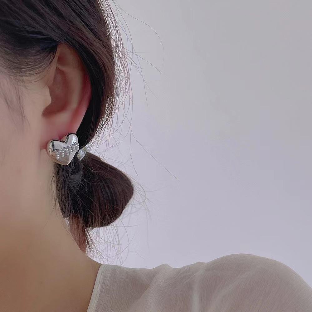 Needway   Anting Bentuk Hati Fashion Hadiah Gadis Stereoskopik Untuk Lady Pribadi Alphabe Temperamen Geometris Gaya Korea Stud Earrings