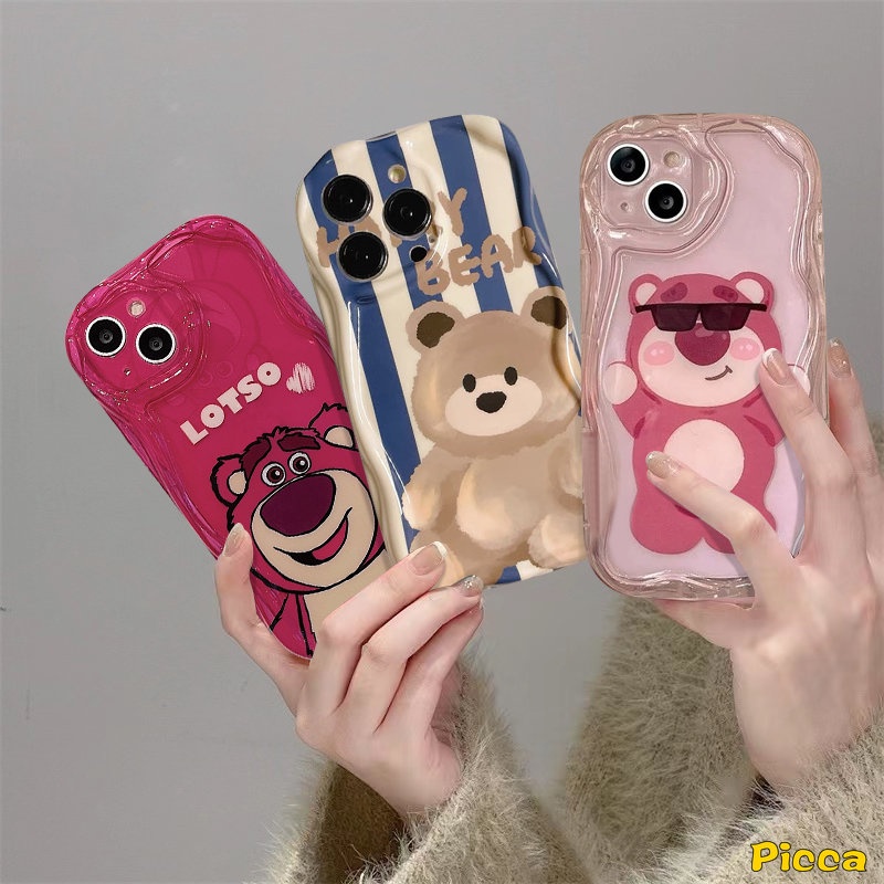 Case Motif Garis Beruang Lucu Kompatibel Untuk iPhone 7Plus XR 11 Pro Max 6s 8 6 7 Plus 14 13 12 Pro Max X XS Max SE 2020 Kartun Strawberry Beruang Manyo 3D Wavy Curved Edge Glossy Cover