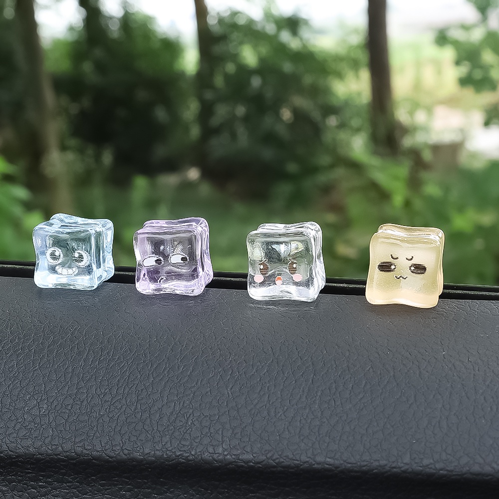 [Ditampilkan] Ornamen Blok Es Bercahaya Lucu/Liontin Perhiasan Ekspresi Kartun/Dekorasi Kerajinan Resin Transparan Glow in Dark/Aksesori Dekorasi Dasbord Mobil