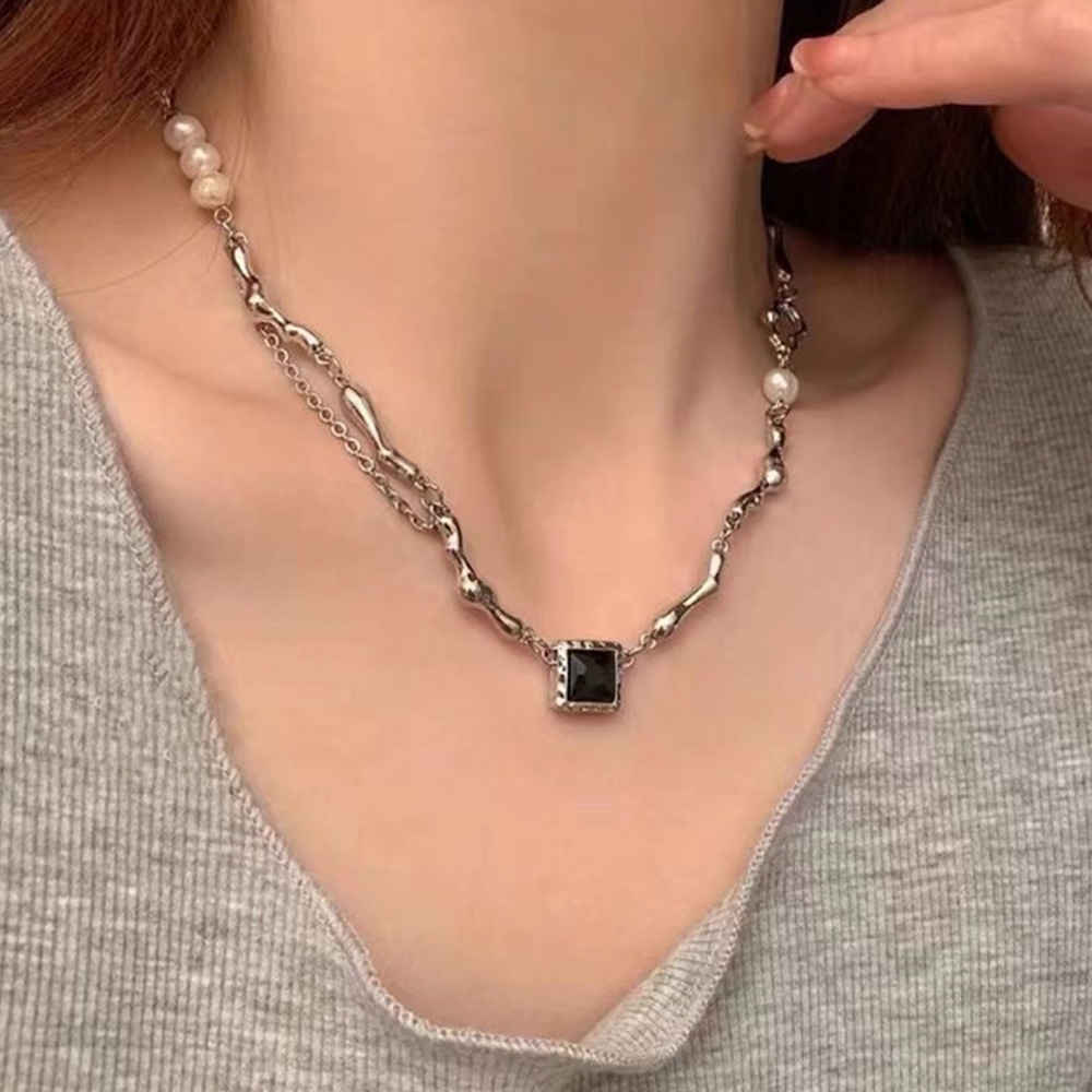 Kalung Liontin Kristal Kotak Hitam Putih Untuk Wanita Perhiasan Geometris Warna Perak Statement Choker Aksesoris Fashion