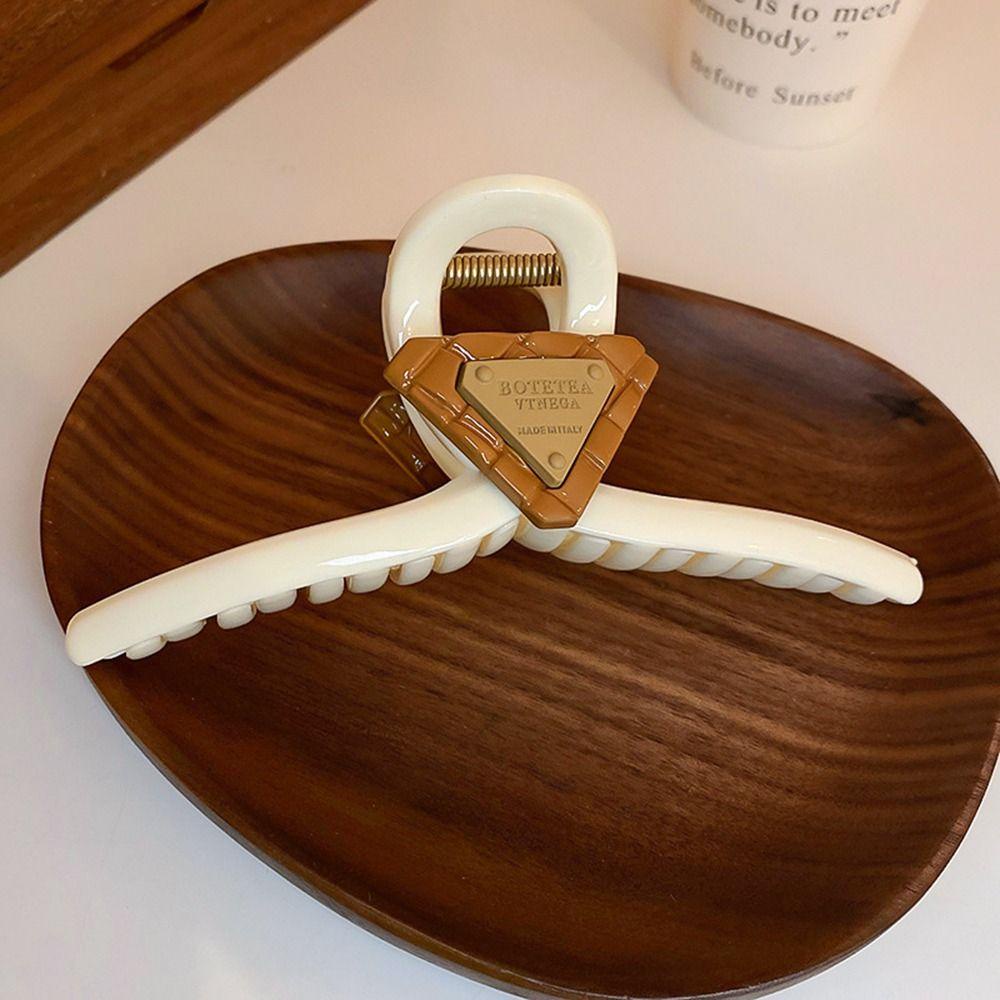 Agustina Tanda Segitiga Hair Claw Elegan Fashion Huruf Untuk Perempuan Hiu Besar Klip Hiasan Kepala Untuk Wanita Gaya Korea Hair Clip