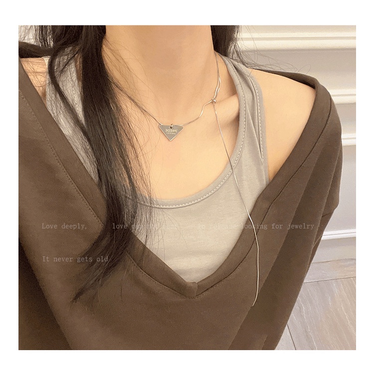 Desain Kalung Label Segitiga Fashion Serbaguna Rantai Sweater Liontin Pendek High End Tanpa Warna Untuk Pasangan Pria Dan Wanita