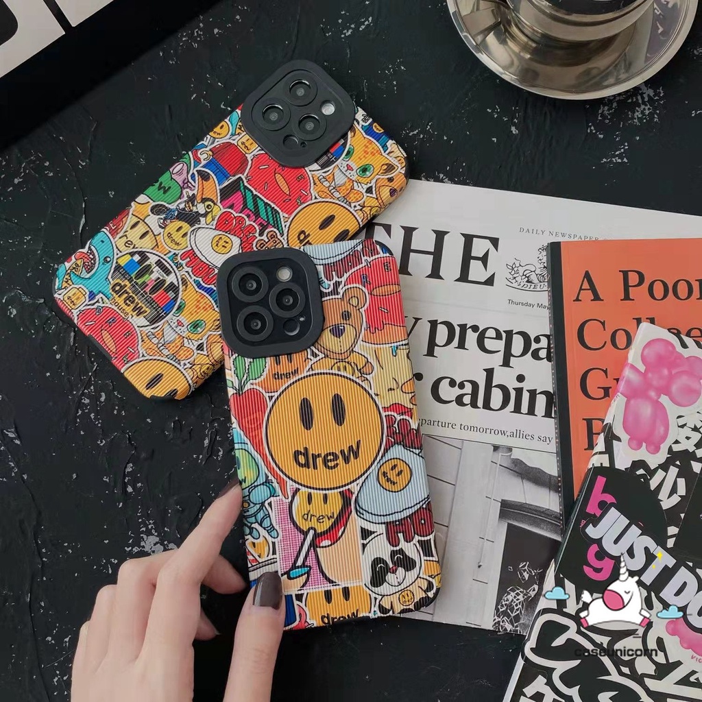 IPHONE Mewah Tekstur Kulit Lucu Graffiti Kartun Beruang Smiley Phone Case Kompatibel Untuk Iphone11 Pro Max XR 13 14 12 Pro Max7 8 Plus X XS Max Trendi Drew House Brand Soft Cover