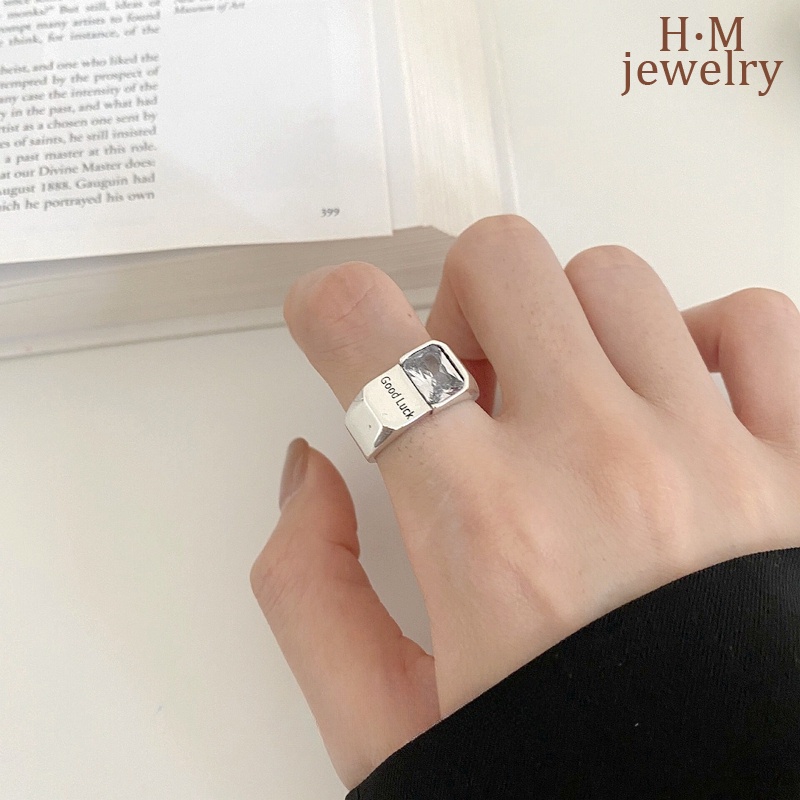 S925 Perak Retro Bermutu Tinggi Cahaya Mewah Super Flash Beruntung Huruf Cincin