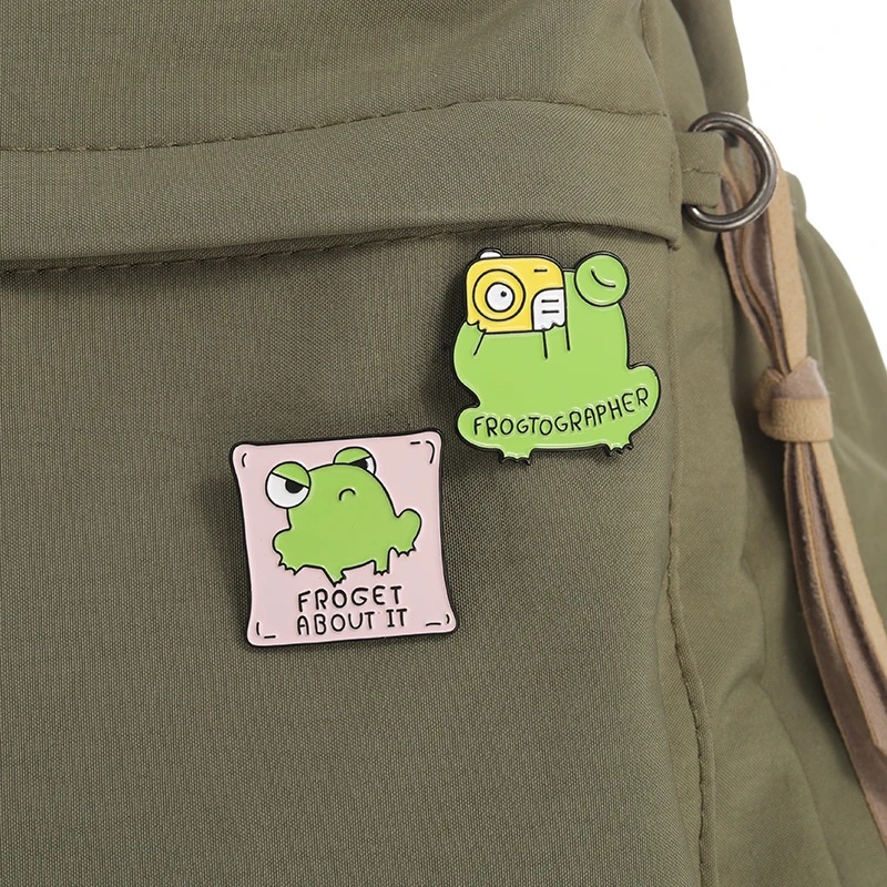 Tas Ransel Lucu Pakaian Jaket Bros Pria Untuk Teman Anak Froggy Enamel Pin Wanita Kartun Froggy Badge Custom Hewan Bros Logam Kawaii Kepribadian Surat Perhiasan Hadiah