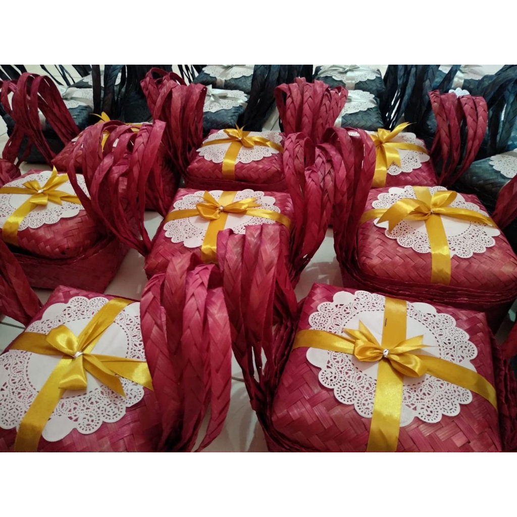 

Besek Bambu Jinjing Warna Dengan Pita Dan Renda 20 x 20 cm | besek bambu hampers kotak hantaran lebaran