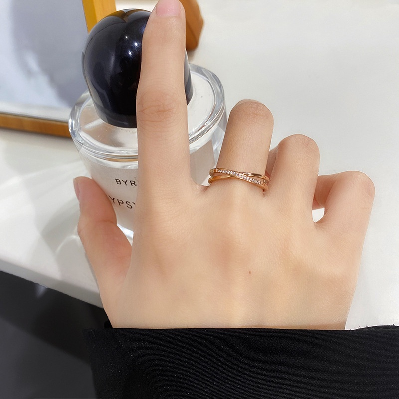 Indah Silang Gaya Diagonal Bertabur Berlian Cincin Baja Titanium Perempuan Anti Karat Berlapis 18 K Rose Gold Cincin Perhiasan