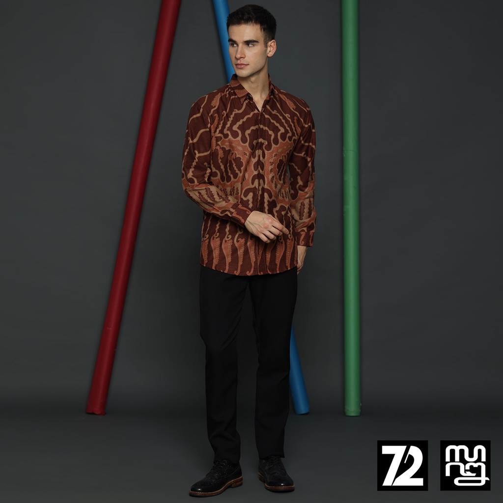 KEMEJA BATIK PRIA LENGAN PANJANG Kemeja Dobby Slimfit Motif Medousa Warna Coklat 723543 Cap 72 - Baju Kemeja Atasan Pakaian Setelan Batik Pria Cowok Laki Laki Remaja Keluarga Kantor Lengan Panjang Modern Slimfit Slim Fit Premium Kekinian