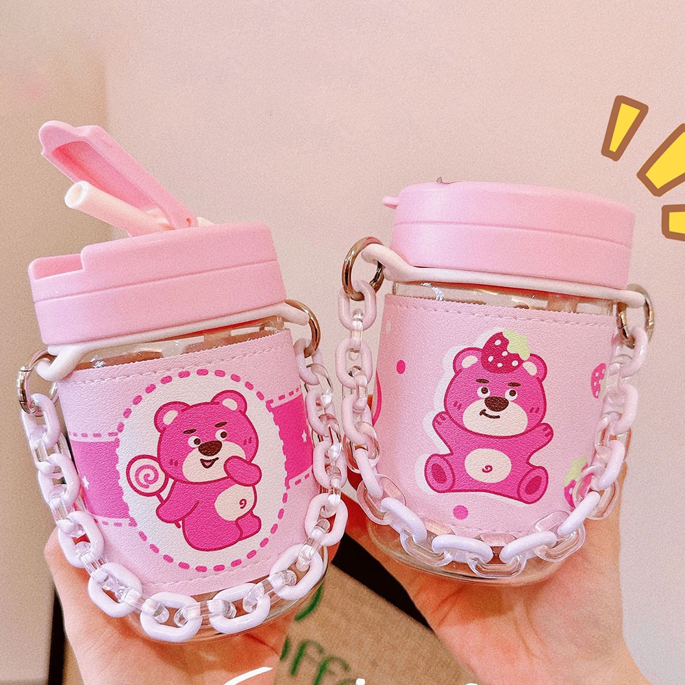 Pink Strawberry Bear Manyo Straw water Cup Untuk Anak Perempuan Gelas Plastik Dengan Nilai Penampilan Tinggi Tahan Panas Pelindung Lengan Dan Tangan Rantai
