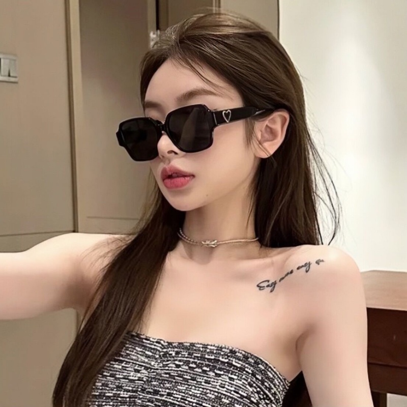 (YUZHU) Western Retro Fashion Oversized Frame Sunglasses Love Fashion Kacamata Hitam Serbaguna Untuk Wanita