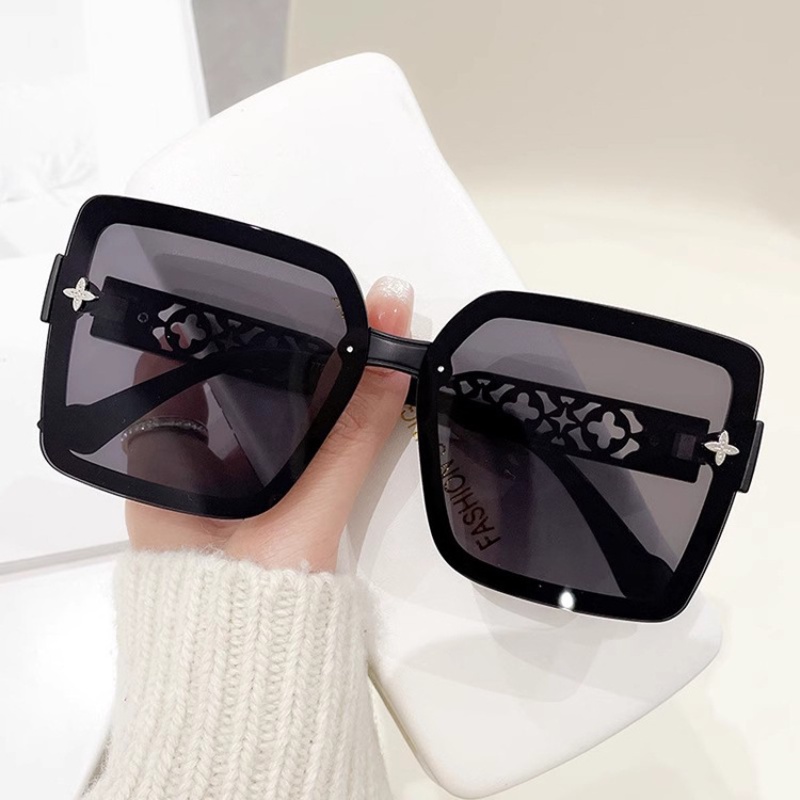 (YUZHU) Kacamata Hitam Semanggi Empat Daun Bergaya Baru Untuk Wanita Oversized Square Frame Hollow Temple Sunglasses