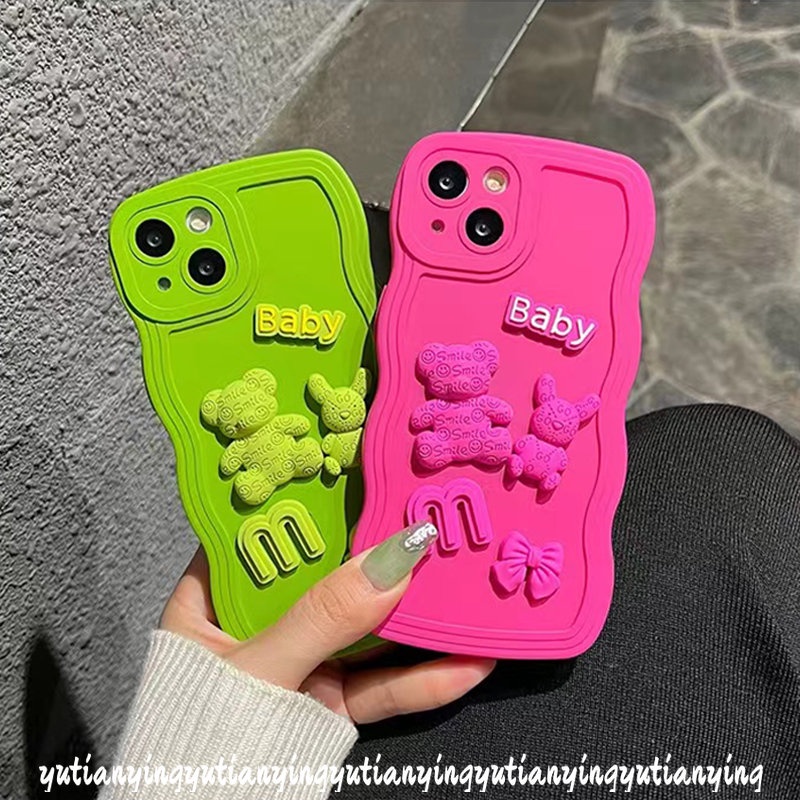 IPHONE Kartun 3D Huruf M Boneka Beruang Busur-Simpul Anti-Jatuh Casing Belakang Kompatibel Untuk Iphone11 14 12 13Pro Max XR X XS Max8 7 Plus 14 Plus SE 2020mewah Bergelombang Tepi Warna Solid Cover