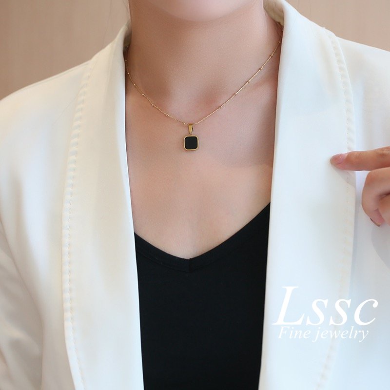 Kalung Titanium Wanita Persegi Hitam Korea Aesthetic Emas 18K Anti Karat Fashion Aksesoris Perhiasan