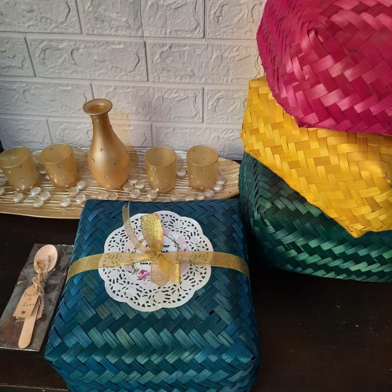 

[ Besekraf ] Besek Bambu Warna 20x20cm Hias Pita Kualitas Premium Harga Sepasang Termurah