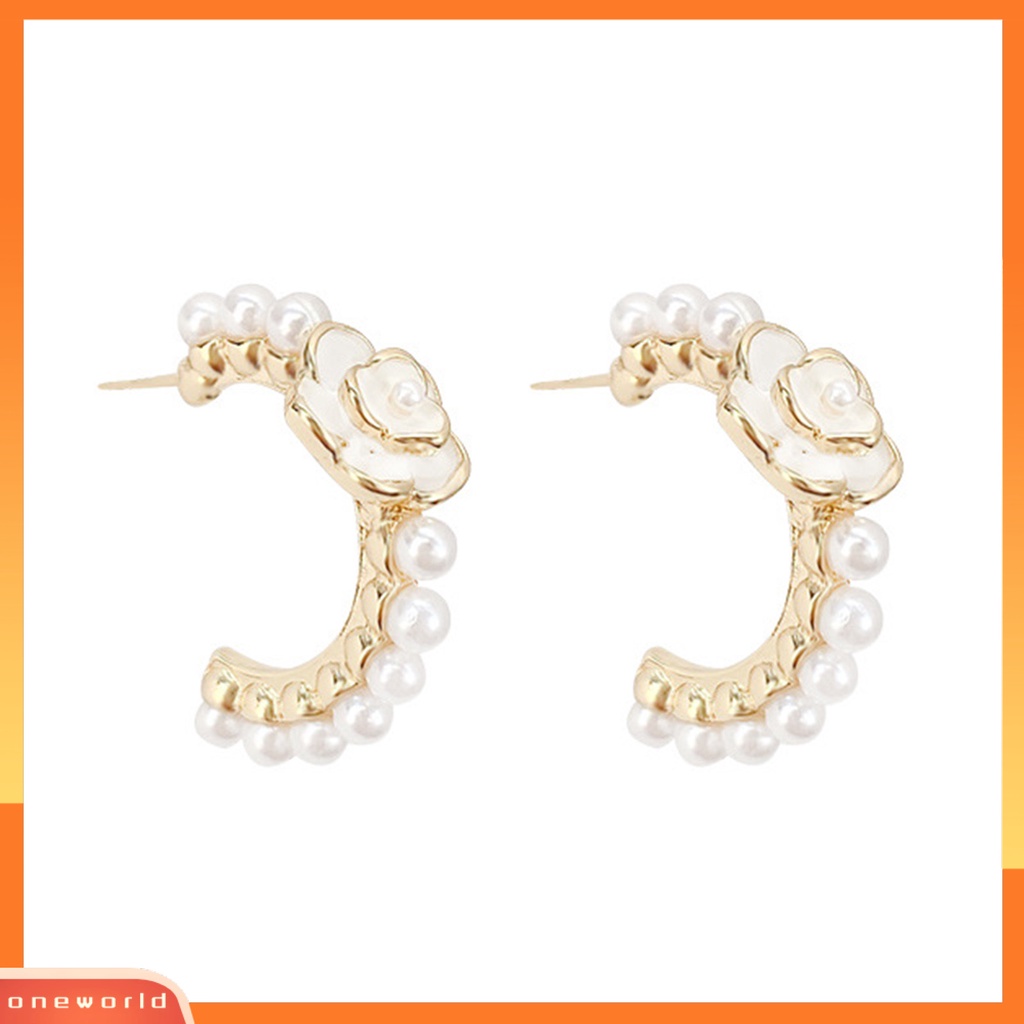 [EONE] 1pasang Anting Hoop Temperamen Camellia Cahaya Mewah Eye-catching Tidak Luntur Dekorasi Electroplating Niche Mutiara Imitasi Lingkaran Anting Perhiasan Aksesori